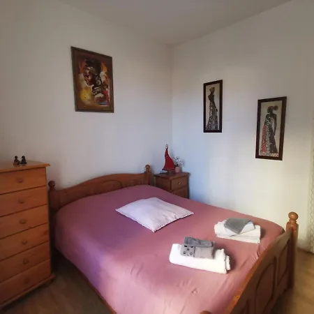 Bel équipé! Proche Des Parcs, Avec Sa Cour Privative Et Sa Place De Parking Sécurisée à 450 M Du