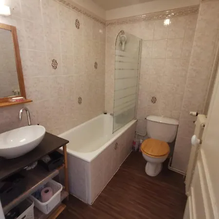 Bel équipé! Proche Des Parcs, Avec Sa Cour Privative Et Sa Place De Parking Sécurisée à 450 M Du Vichy