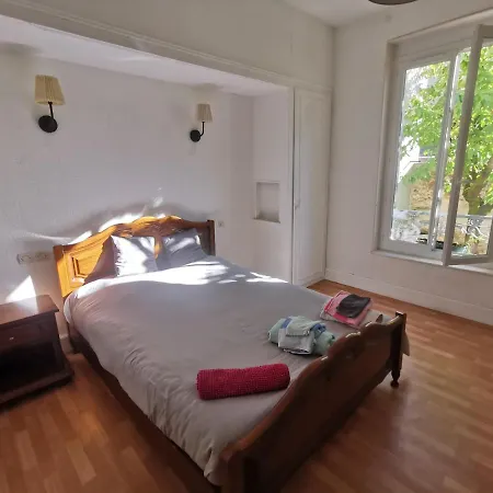 Bel équipé! Proche Des Parcs, Avec Sa Cour Privative Et Sa Place De Parking Sécurisée à 450 M Du Vichy